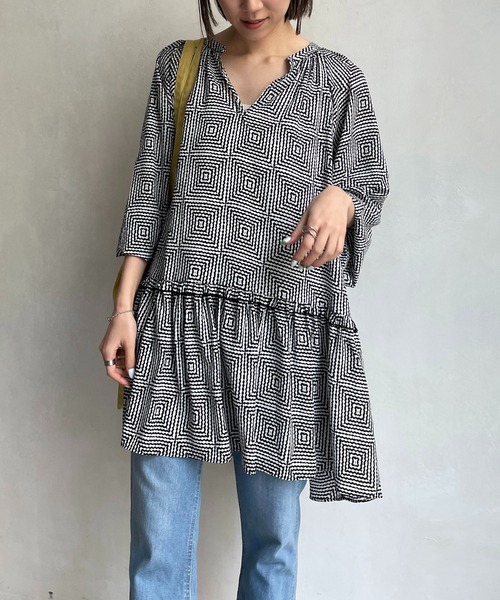 CAPRICIEUX LE'MAGE(カプリシューレマージュ)の「スクエアプリントチュニック(シャツ/ブラウス・レディース・ブラック/グリーン・FREE)」の12枚目の写真