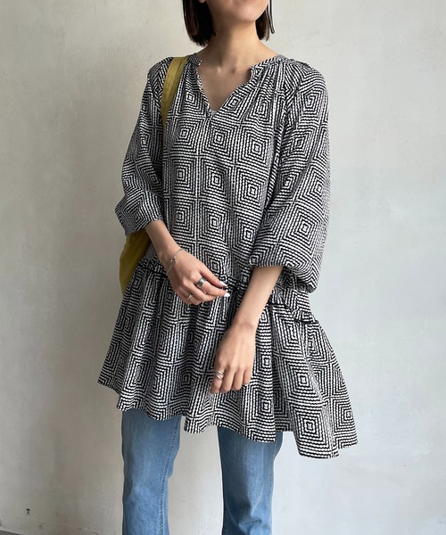 CAPRICIEUX LE'MAGE(カプリシューレマージュ)の「スクエアプリントチュニック(シャツ/ブラウス・レディース・ブラック/グリーン・FREE)」の13枚目の写真