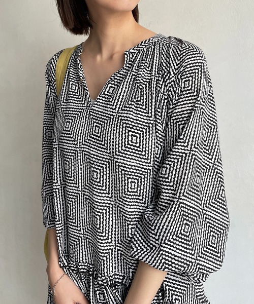 CAPRICIEUX LE'MAGE(カプリシューレマージュ)の「スクエアプリントチュニック(シャツ/ブラウス・レディース・ブラック/グリーン・FREE)」の14枚目の写真