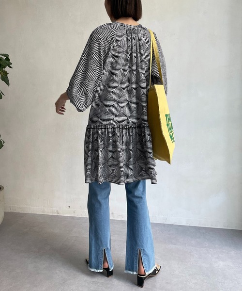 CAPRICIEUX LE'MAGE(カプリシューレマージュ)の「スクエアプリントチュニック(シャツ/ブラウス・レディース・ブラック/グリーン・FREE)」の15枚目の写真