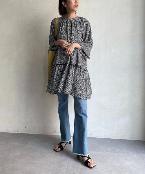 CAPRICIEUX LE'MAGE(カプリシューレマージュ)の「スクエアプリントチュニック(シャツ/ブラウス・レディース・ブラック/グリーン・FREE)」の16枚目の写真