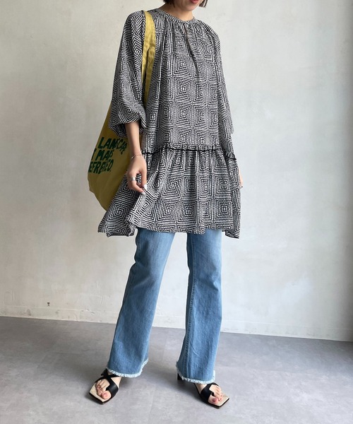 CAPRICIEUX LE'MAGE(カプリシューレマージュ)の「スクエアプリントチュニック(シャツ/ブラウス・レディース・ブラック/グリーン・FREE)」の17枚目の写真