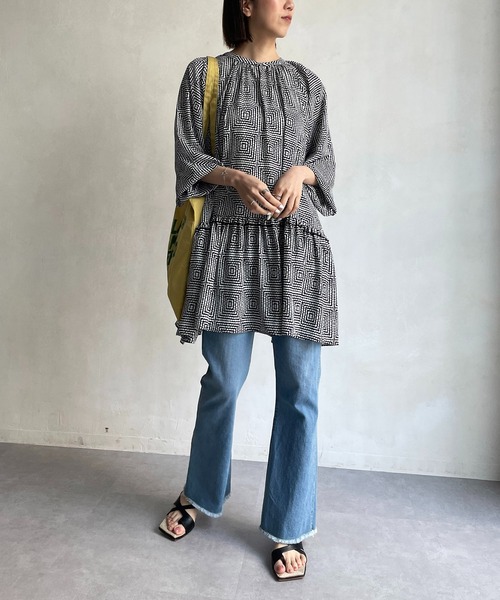 CAPRICIEUX LE'MAGE(カプリシューレマージュ)の「スクエアプリントチュニック(シャツ/ブラウス・レディース・ブラック/グリーン・FREE)」の18枚目の写真