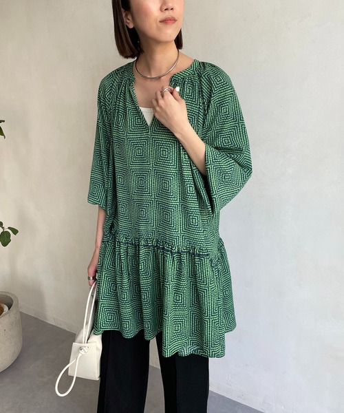 CAPRICIEUX LE'MAGE(カプリシューレマージュ)の「スクエアプリントチュニック(シャツ/ブラウス・レディース・ブラック/グリーン・FREE)」の20枚目の写真