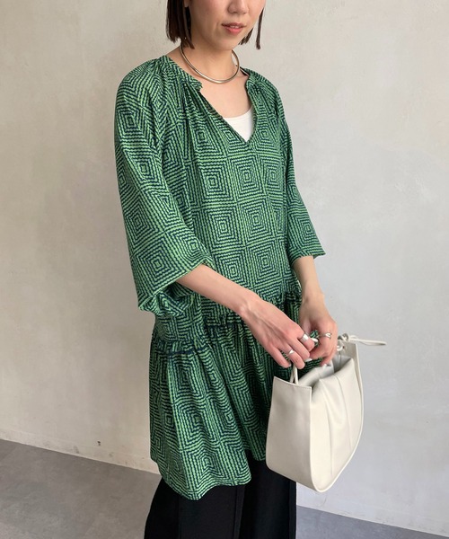 CAPRICIEUX LE'MAGE(カプリシューレマージュ)の「スクエアプリントチュニック(シャツ/ブラウス・レディース・ブラック/グリーン・FREE)」の21枚目の写真