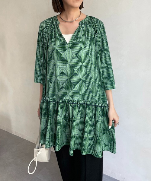 CAPRICIEUX LE'MAGE(カプリシューレマージュ)の「スクエアプリントチュニック(シャツ/ブラウス・レディース・ブラック/グリーン・FREE)」の22枚目の写真