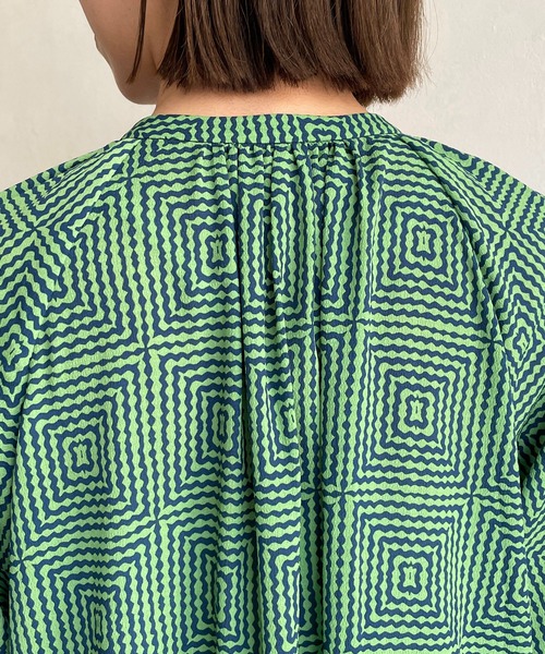 CAPRICIEUX LE'MAGE(カプリシューレマージュ)の「スクエアプリントチュニック(シャツ/ブラウス・レディース・ブラック/グリーン・FREE)」の3枚目の写真