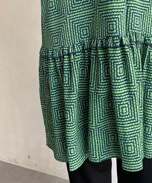 CAPRICIEUX LE'MAGE(カプリシューレマージュ)の「スクエアプリントチュニック(シャツ/ブラウス・レディース・ブラック/グリーン・FREE)」の4枚目の写真