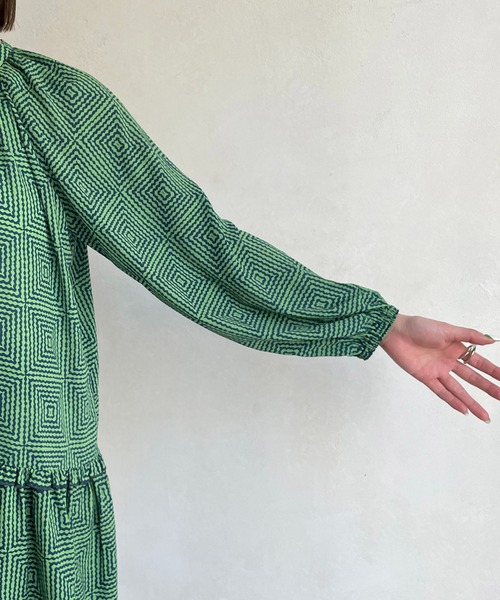 CAPRICIEUX LE'MAGE(カプリシューレマージュ)の「スクエアプリントチュニック(シャツ/ブラウス・レディース・ブラック/グリーン・FREE)」の5枚目の写真