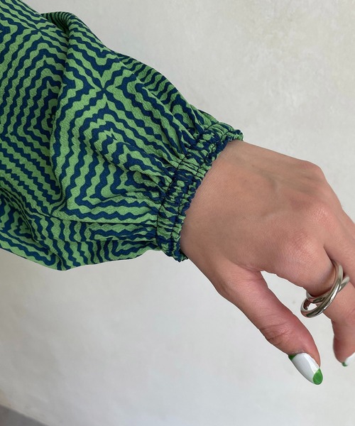 CAPRICIEUX LE'MAGE(カプリシューレマージュ)の「スクエアプリントチュニック(シャツ/ブラウス・レディース・ブラック/グリーン・FREE)」の6枚目の写真