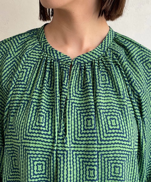 CAPRICIEUX LE'MAGE(カプリシューレマージュ)の「スクエアプリントチュニック(シャツ/ブラウス・レディース・ブラック/グリーン・FREE)」の7枚目の写真