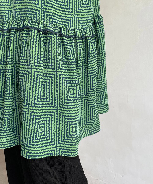 CAPRICIEUX LE'MAGE(カプリシューレマージュ)の「スクエアプリントチュニック(シャツ/ブラウス・レディース・ブラック/グリーン・FREE)」の9枚目の写真