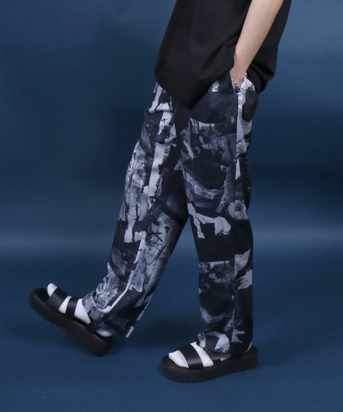 ANPAS（アンパス）の「Georgette Total Pattern Print Crease Wide Thickness Pants/ジョーゼット 総柄プリント センタープリーツ ワイドとろみパンツ  カラーパンツ セットアップ対応（その他パンツ・メンズ・ブラック系その他/グレー系その他/ブラウン系その他/ブルー系その他/ブラック系その他2/ブラウン系その他2/ブラック系その他5/ブラック系その他4/ブラック系その他3/ブラウン系その他3/ブラウン系その他4/ブラック系その他6/ブラック系2/ブラック系/ブラック系1・M/L）」の8枚目の写真