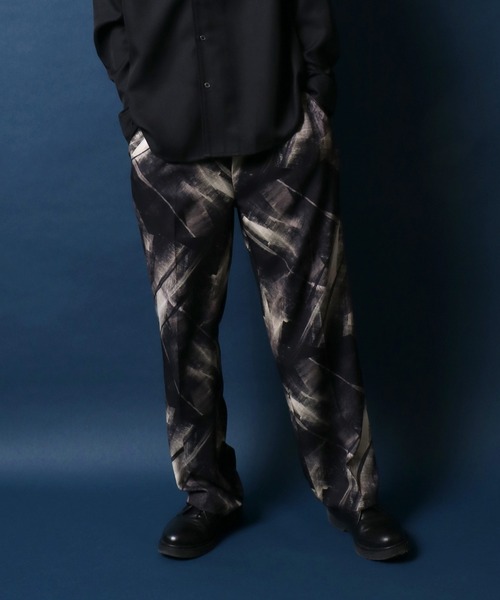 ANPAS（アンパス）の「Georgette Total Pattern Print Crease Wide Thickness Pants/ジョーゼット 総柄プリント センタープリーツ ワイドとろみパンツ  カラーパンツ セットアップ対応（その他パンツ・メンズ・ブラック系その他/グレー系その他/ブラウン系その他/ブルー系その他/ブラック系その他2/ブラウン系その他2/ブラック系その他5/ブラック系その他4/ブラック系その他3/ブラウン系その他3/ブラウン系その他4/ブラック系その他6/ブラック系2/ブラック系/ブラック系1・M/L）」の4枚目の写真