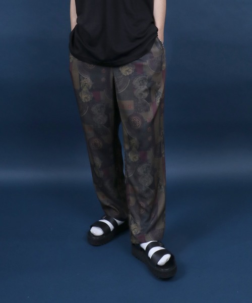 ANPAS（アンパス）の「Georgette Total Pattern Print Crease Wide Thickness Pants/ジョーゼット 総柄プリント センタープリーツ ワイドとろみパンツ  カラーパンツ セットアップ対応（その他パンツ・メンズ・ブラック系その他/グレー系その他/ブラウン系その他/ブルー系その他/ブラック系その他2/ブラウン系その他2/ブラック系その他5/ブラック系その他4/ブラック系その他3/ブラウン系その他3/ブラウン系その他4/ブラック系その他6/ブラック系2/ブラック系/ブラック系1・M/L）」の13枚目の写真