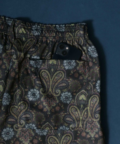 ANPAS（アンパス）の「Georgette Total Pattern Print Crease Wide Thickness Pants/ジョーゼット 総柄プリント センタープリーツ ワイドとろみパンツ  カラーパンツ セットアップ対応（その他パンツ・メンズ・ブラック系その他/グレー系その他/ブラウン系その他/ブルー系その他/ブラック系その他2/ブラウン系その他2/ブラック系その他5/ブラック系その他4/ブラック系その他3/ブラウン系その他3/ブラウン系その他4/ブラック系その他6/ブラック系2/ブラック系/ブラック系1・M/L）」の19枚目の写真