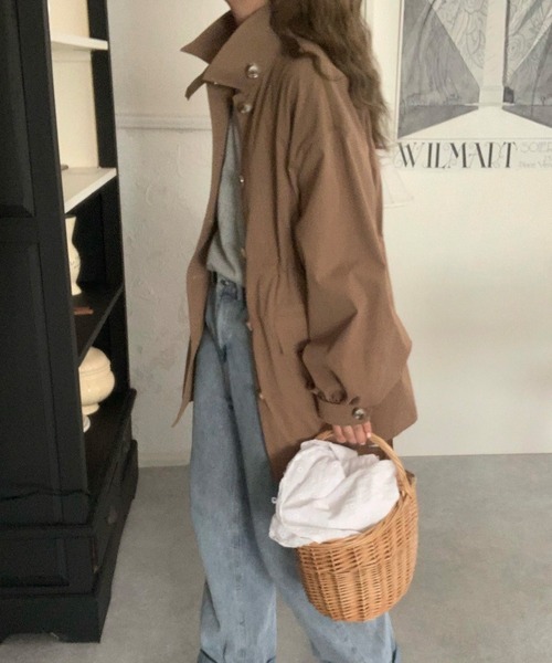 LAUIR（ラウアー）の「スタンドカラーウエストドロストミドルコート（その他アウター・レディース・ブラック/ベージュ/ブラウン・MEDIUM/LARGE）」の4枚目の写真