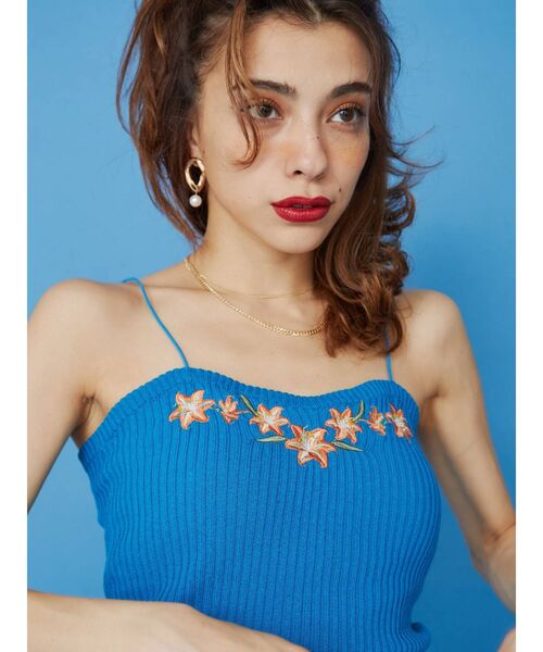 EVRIS（エヴリス）の「Embroideryニットキャミトップス（キャミソール・レディース・ブラック/レッド/ブルー・FREE）」の7枚目の写真