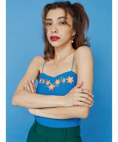 EVRIS（エヴリス）の「Embroideryニットキャミトップス（キャミソール・レディース・ブラック/レッド/ブルー・FREE）」の8枚目の写真