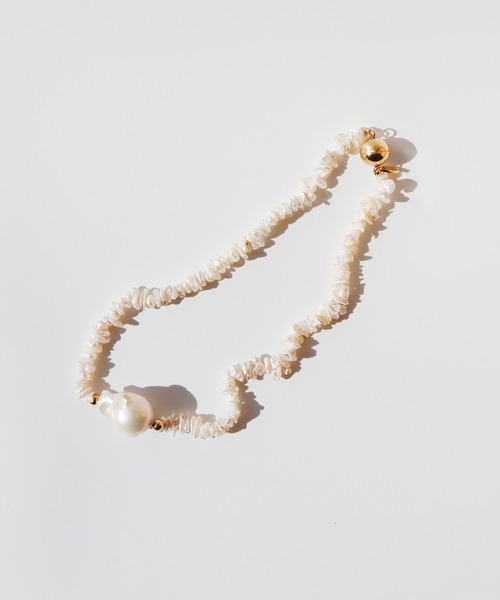 TUWAKRIM（トゥワクリム）の「バロックパールチョーカー（チョーカー・レディース・ゴールド/オフホワイト・M）」の4枚目の写真