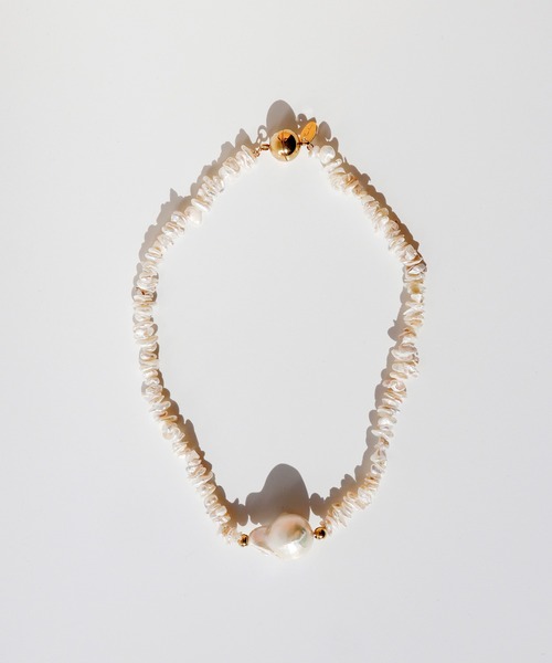 TUWAKRIM（トゥワクリム）の「バロックパールチョーカー（チョーカー・レディース・ゴールド/オフホワイト・M）」の3枚目の写真