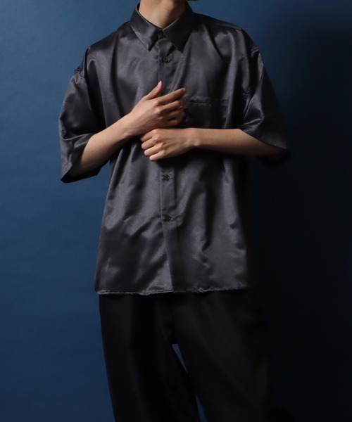 ANPAS（アンパス）の「Satin Total Pattern Print Oversized Shirt/サテン 総柄プリント オーバーサイズ とろみシャツ（シャツ/ブラウス・メンズ・ホワイト系その他/ブルー系その他/グリーン系その他/ブラック系その他2/ブラック系その他/ホワイト系その他2/ブラック系その他3・M/L/LL）」の4枚目の写真