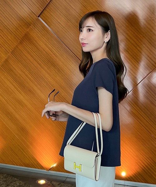 KOBE LETTUCE（コウベレタス）の「[ 岡部あゆみさんコラボ ]選べる2タイプノースリーブ＆ショートスリーブトップス（シャツ/ブラウス・レディース・オフホワイト/ブラック系/グリーン/ピンク系/グリーン系/ブラック/ホワイト系/ライトピンク/ネイビー系1/ブルー系1/ブルー系/ネイビー系・A/B）」の7枚目の写真