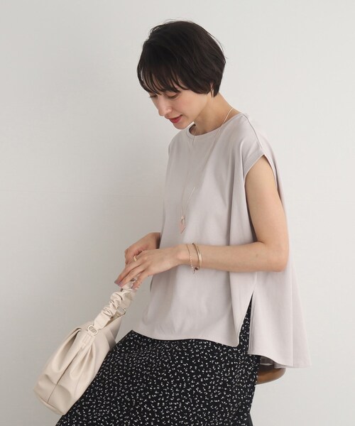 SHOO・LA・RUE（シューラルー）の「◆【接触冷感】深めスリットが大人ヘルシー フレンチスリーブTシャツ（Tシャツ/カットソー・レディース・レッド系1/ブルー/ライトグレー/ブラック・00）」の3枚目の写真