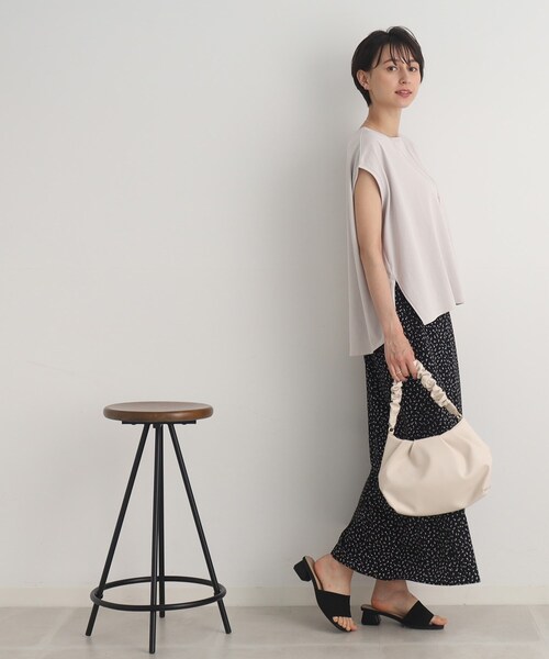 SHOO・LA・RUE（シューラルー）の「◆【接触冷感】深めスリットが大人ヘルシー フレンチスリーブTシャツ（Tシャツ/カットソー・レディース・レッド系1/ブルー/ライトグレー/ブラック・00）」の6枚目の写真