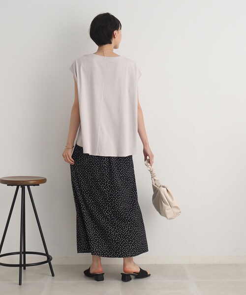 SHOO・LA・RUE（シューラルー）の「◆【接触冷感】深めスリットが大人ヘルシー フレンチスリーブTシャツ（Tシャツ/カットソー・レディース・レッド系1/ブルー/ライトグレー/ブラック・00）」の7枚目の写真