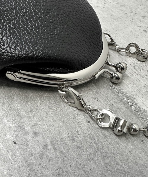LVEU.（ラブユ.）の「【LVEU.】がま口チェーンショルダーミニバッグ / バッグ 鞄 BAG ミニ ポーチ がま口 チェーン ボールチェーン 2way ショルダー 合皮  ブラック シルバー（ショルダーバッグ・レディース・ブラック/シルバー・FREE）」の4枚目の写真