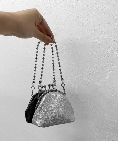 LVEU.（ラブユ.）の「【LVEU.】がま口チェーンショルダーミニバッグ / バッグ 鞄 BAG ミニ ポーチ がま口 チェーン ボールチェーン 2way ショルダー 合皮  ブラック シルバー（ショルダーバッグ・レディース・ブラック/シルバー・FREE）」の12枚目の写真