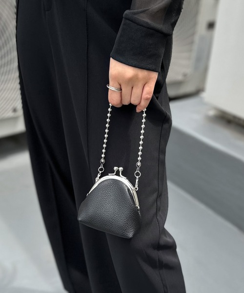LVEU.（ラブユ.）の「【LVEU.】がま口チェーンショルダーミニバッグ / バッグ 鞄 BAG ミニ ポーチ がま口 チェーン ボールチェーン 2way ショルダー 合皮  ブラック シルバー（ショルダーバッグ・レディース・ブラック/シルバー・FREE）」の8枚目の写真