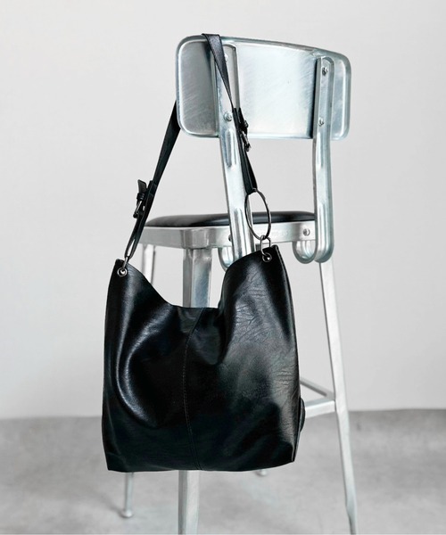 黒 合成皮革 ハンドバッグ リング装飾 LVEU.】リングデザインワンショルダーバッグ / トートバッグ A4