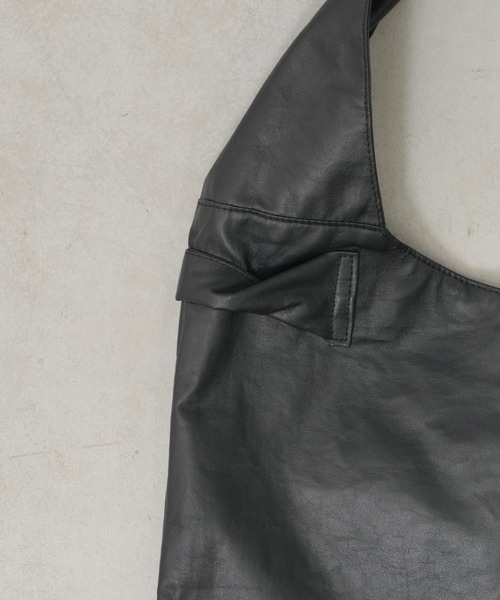 Actually（アクチュアリー）の「2WAY フェイクレザー ワンショルダートート（トートバッグ・レディース・ゴールド/ブラック・フリー）」の10枚目の写真