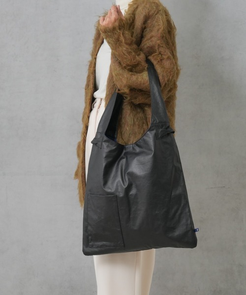 Actually（アクチュアリー）の「2WAY フェイクレザー ワンショルダートート（トートバッグ・レディース・ゴールド/ブラック・フリー）」の4枚目の写真