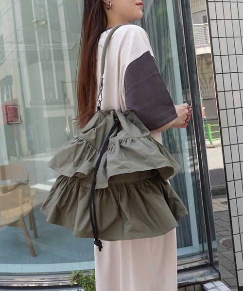 CORNERS(コーナーズ)の「2wayキャンバスフリルショルダーバッグ(ショルダーバッグ・レディース・ブラック/ベージュ/カーキ/アイボリー・FREE)」の5枚目の写真