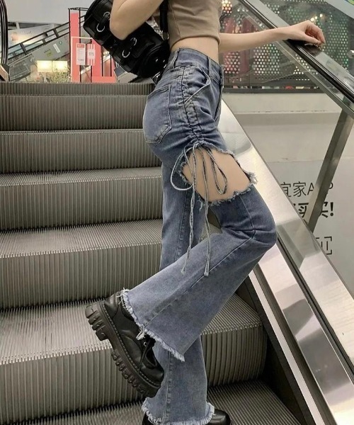 VIBGYOR(ヴィブジョー)の「【バーレスク】カットアウトフレアデニムパンツ(BQ)(デニムパンツ・レディース・ブルー・MEDIUM/LARGE)」の4枚目の写真