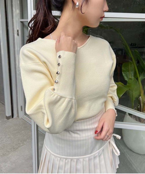 one after another NICE CLAUP(ワンアフターアナザーナイスクラップ)の「前後2WAY/袖ボタンワンポイントニット(ニット/セーター・レディース・チャコールグレー/イエロー/ベージュ/アイボリー・FREE)」の4枚目の写真