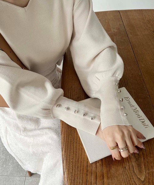 one after another NICE CLAUP(ワンアフターアナザーナイスクラップ)の「前後2WAY/袖ボタンワンポイントニット(ニット/セーター・レディース・チャコールグレー/イエロー/ベージュ/アイボリー・FREE)」の6枚目の写真