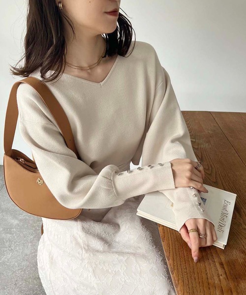 one after another NICE CLAUP(ワンアフターアナザーナイスクラップ)の「前後2WAY/袖ボタンワンポイントニット(ニット/セーター・レディース・チャコールグレー/イエロー/ベージュ/アイボリー・FREE)」の5枚目の写真