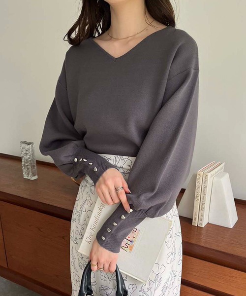 one after another NICE CLAUP(ワンアフターアナザーナイスクラップ)の「前後2WAY/袖ボタンワンポイントニット(ニット/セーター・レディース・チャコールグレー/イエロー/ベージュ/アイボリー・FREE)」の10枚目の写真