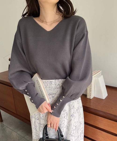 one after another NICE CLAUP(ワンアフターアナザーナイスクラップ)の「前後2WAY/袖ボタンワンポイントニット(ニット/セーター・レディース・チャコールグレー/イエロー/ベージュ/アイボリー・FREE)」の11枚目の写真