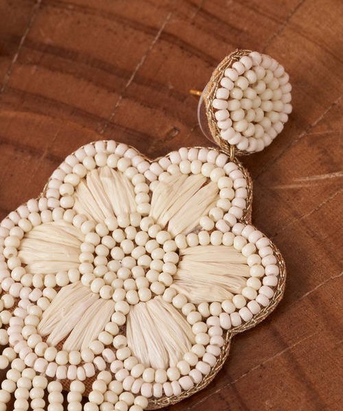 CIAOPANIC(チャオパニック)の「【Aguni/アグニ】フラワービーズフリンジピアス(ピアス(両耳用)・レディース・ホワイト・FREE)」の2枚目の写真