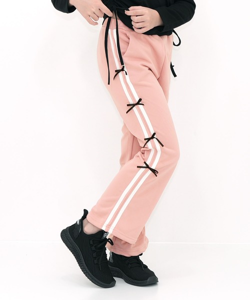 Bee des Bee(ビーデスビー)の「ラインリボンフレアパンツ(スウェットパンツ・キッズ・ピンク/ブラック・110cm/120cm/130cm/140cm/150cm)」の1枚目の写真