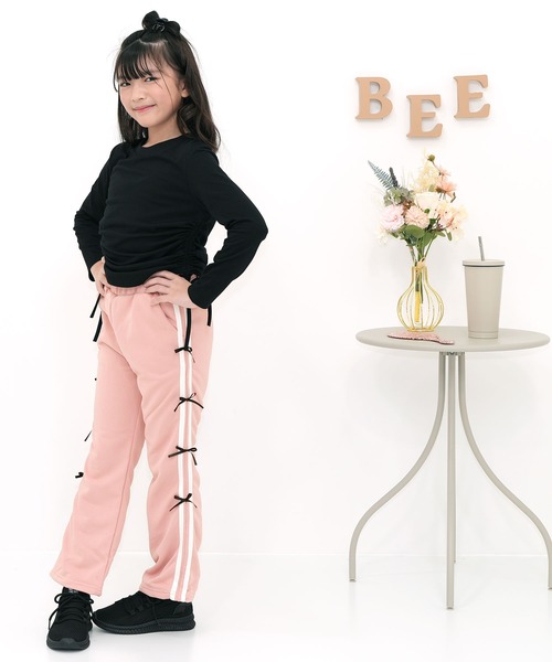 Bee des Bee(ビーデスビー)の「ラインリボンフレアパンツ(スウェットパンツ・キッズ・ピンク/ブラック・110cm/120cm/130cm/140cm/150cm)」の4枚目の写真
