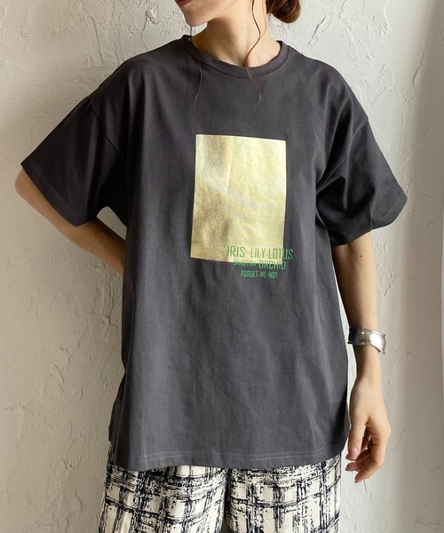 She's Closet（シーズクローゼット）の「オーバーサイズロゴフォトプリント半袖メタリック箔プリントTシャツ（Tシャツ/カットソー・レディース・スミクロ/ホワイト系その他/ホワイト系その他2/ホワイト×シルバー/ホワイト×ゴールド/ブラック系その他・FREE）」の5枚目の写真