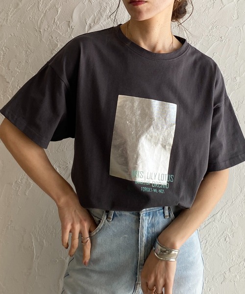 She's Closet（シーズクローゼット）の「オーバーサイズロゴフォトプリント半袖メタリック箔プリントTシャツ（Tシャツ/カットソー・レディース・スミクロ/ホワイト系その他/ホワイト系その他2/ホワイト×シルバー/ホワイト×ゴールド/ブラック系その他・FREE）」の6枚目の写真
