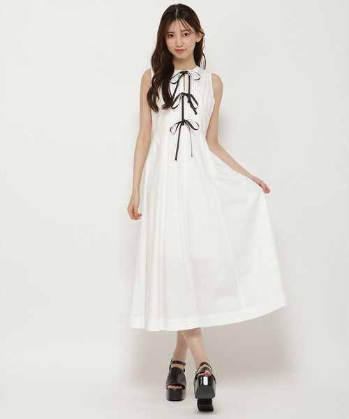 REDYAZEL(レディアゼル)の「リボンディティールロングワンピース(ワンピース・レディース・オフホワイト/サックスブルー/ブラック・SMALL/MEDIUM)」の2枚目の写真