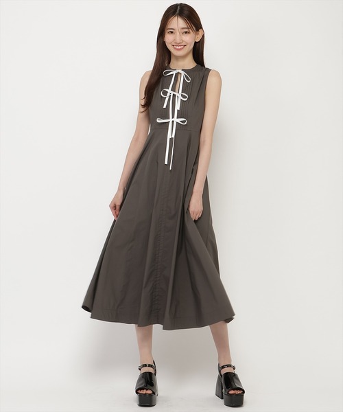 REDYAZEL(レディアゼル)の「リボンディティールロングワンピース(ワンピース・レディース・オフホワイト/サックスブルー/ブラック・SMALL/MEDIUM)」の3枚目の写真